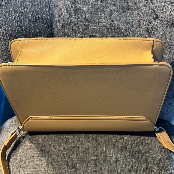 Crossbody - Picture 6 of 7